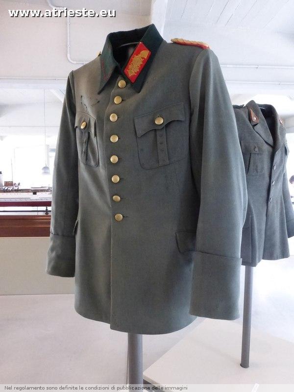 la giacca del generale tedesco Likenbach, a cui de Henriquez la chiese come ricordo per il Museo: gliela diede conservandosi una mostrina