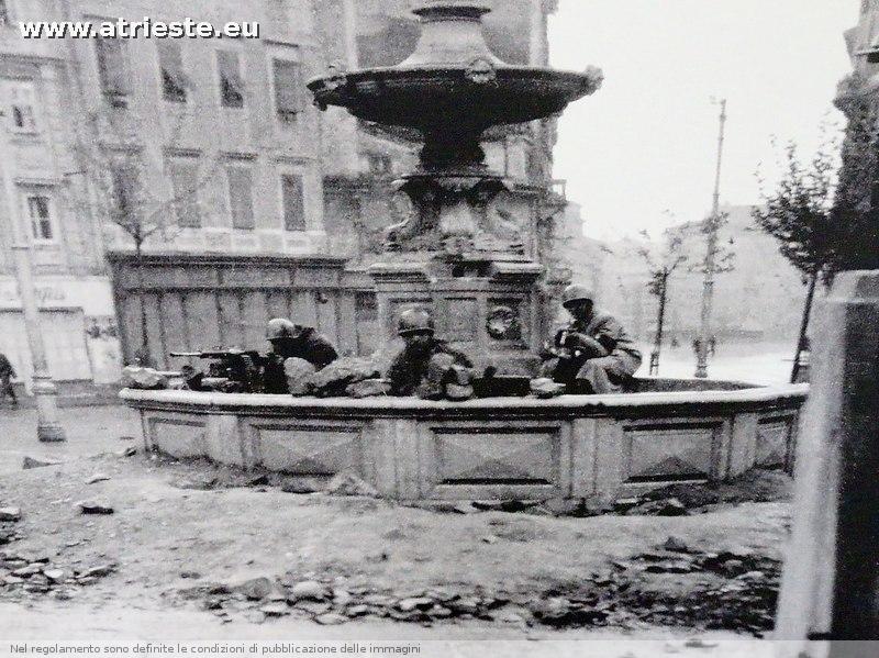  foto molto nota, sono partigiani dle CNL italiano nella fontana di Piazza Garibaldi