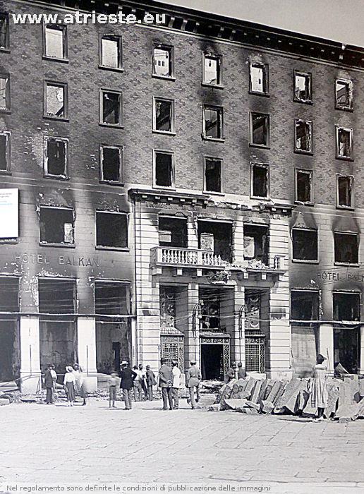 l'edificio del Narodni  Dom- noto anche come Balkan dall'albergo che vi ospitava, incendiato dai primi moti fascisti