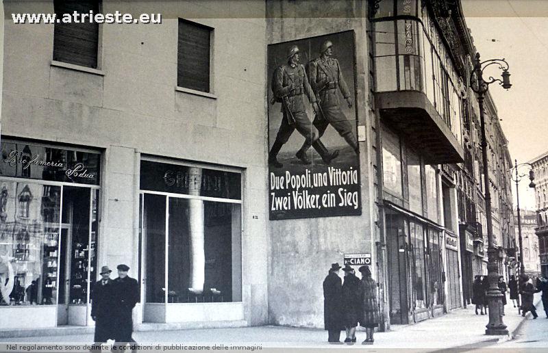 Piazza della Borsa, a casa Bartoli si accedeva dalla facciata, placcati inneggianti alla fratellanza con la Germania