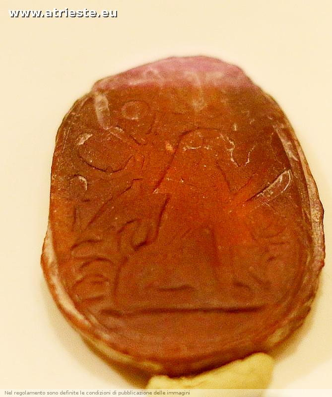 il sigillo/amuleto con immagine di Sfinge 