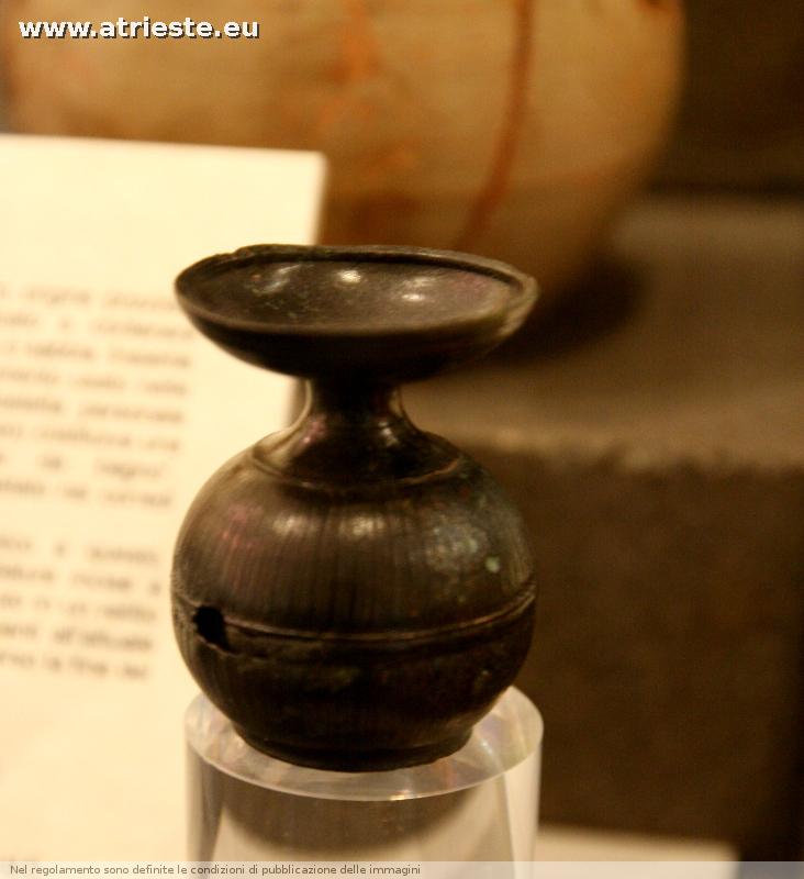 aryballos è la forma di questo vasetto che proviene dal gruppo di tombe di epoca romana dalla necropoli di san Servolo