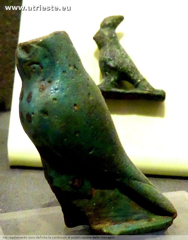 le divinità: Horus il falcone figlio di Osiride e Iside, in ceramica