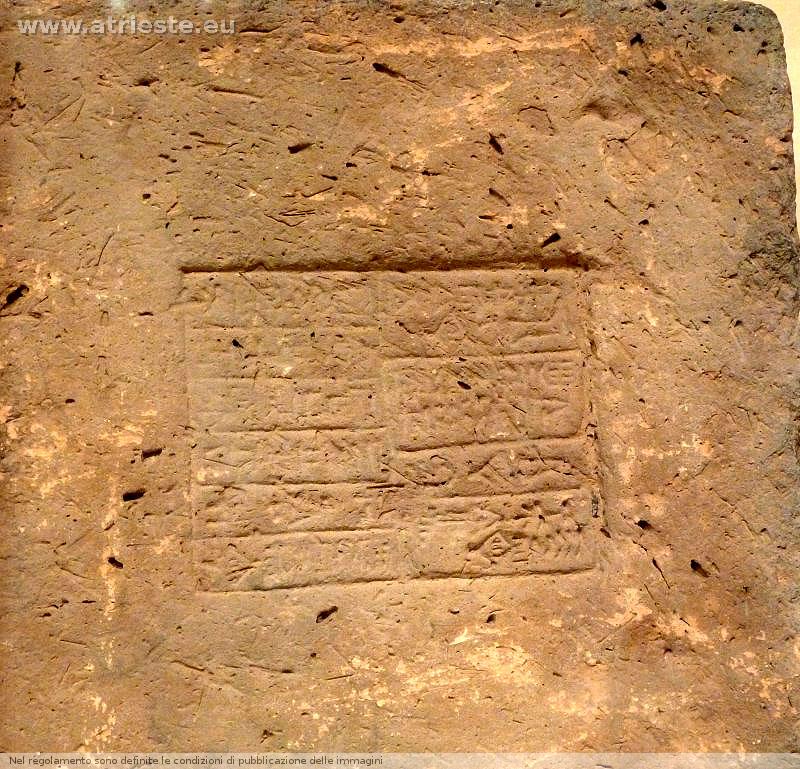mattone di argilla con scritta cuneiforme  relativa ad un tempio fondato da Gudea, re di lagas  III millennio a C.