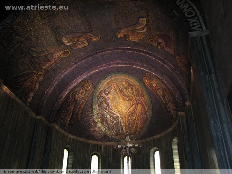 l'abside attuale, al centro l'incoronazione della Vergine, ai lati i Santi triestini e i simboli degli Evangelisti