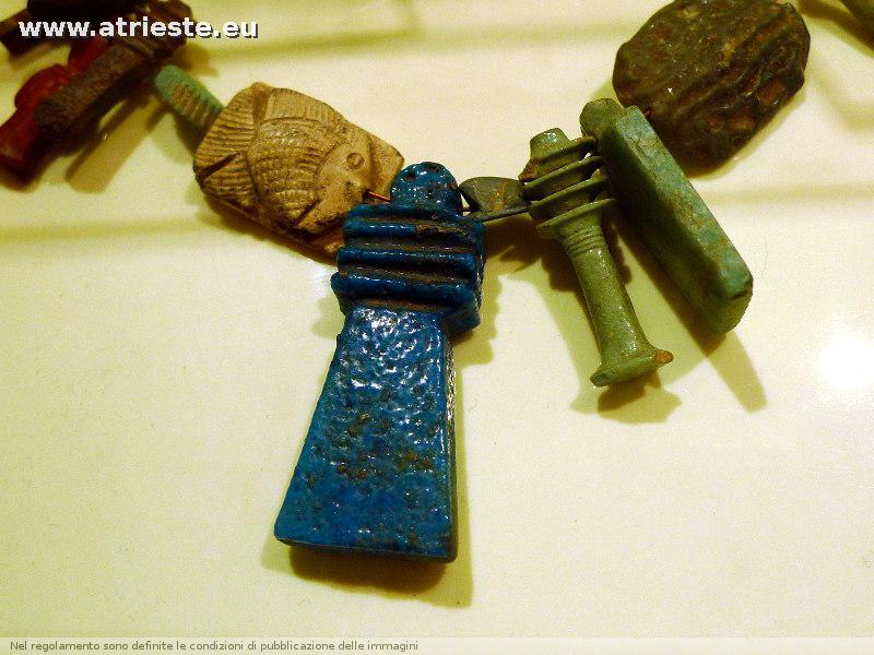 una collana composta da amuleti, usavano farne così nell'Ottocento 