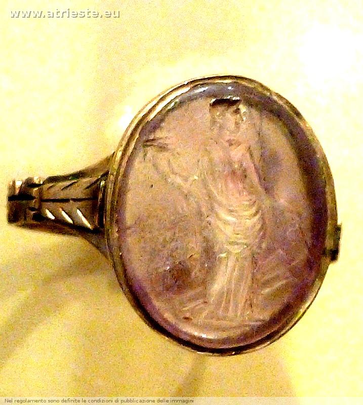anello di montatura ottocentesca , della collezione Sartorio, con un'ametista raffigurante Tyche,  la Fortuna attribuibile al I secolo d C