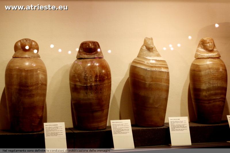 i vasi canopi di alabastro sono di epoca saitica XXVI dinastia