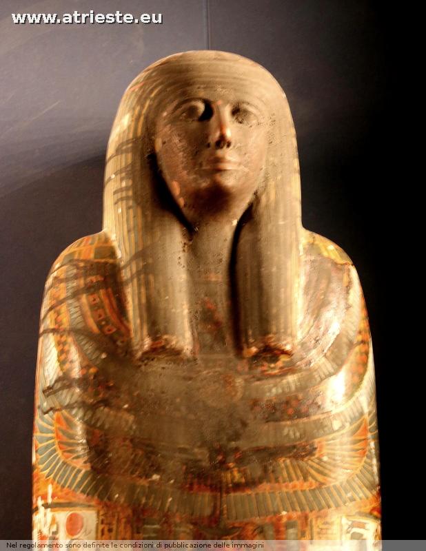 le parti del sarcofago di Pa-sen -en Hor, il defunto era portatore di incenso al tempio di Amon nella XXI dinastia ( 1075-945 a C La mummia è intatta ma le radiografie la riconoscono per un uomo