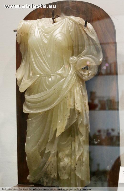 statua di alabastro,di provenienza aquileiese, testa e braccia erano di latro materiale e si vedono gli attacchi che li collegavano