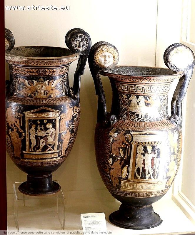 Grandi vasi della Magna Grecia: quello di sinistra è di provenienza apula e dalla collezione Sartorio, cratere a mascheroni datato circa  al 340 a. C,