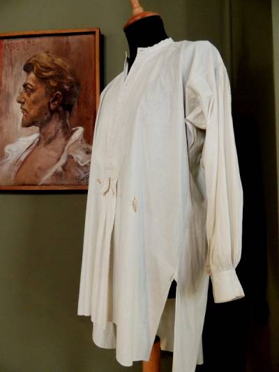 la camicia di Oberdan, dono della madre al Museo di Udine e pervenuta a Trieste nel 1921