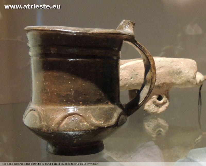 la brocchetta di ceramica marrone, ma ha un bordo rovinato epoca bronzo recente o tardo