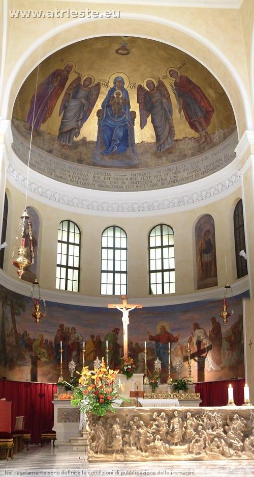 altar maggiore  e abside dipinta