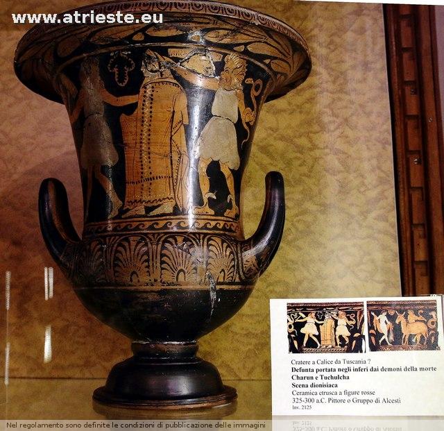 questo vaso, funerario, con la defunta accompagnato nell'aldilà da Charun e Tuchulcha, due demoni, dovrebbe provenire da Tuscania ed essere finito sul mercato  nella seconda metà dell'Ottocento 