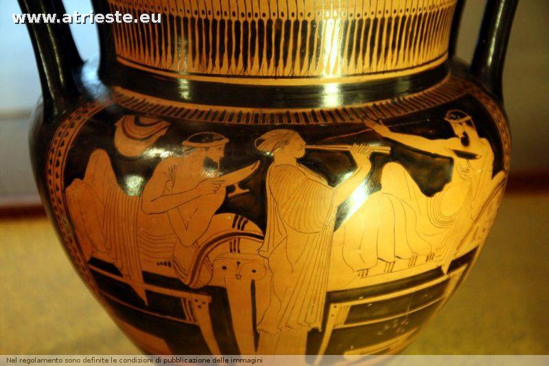 vaso attico a figure rosse cratere a colonnette del Pittore di Leningrado ceramica  attica  475-450 a C Scena di banchetto, ex coll Sartorio