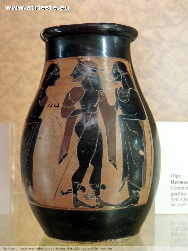ceramica calcidea  a figure nere con immagine di Hermes 530 520 a. C. è comunque nella vetrina dei vasi etruschi, si vede che viene da là