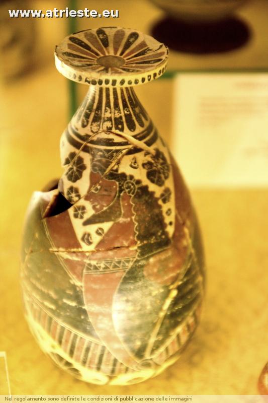 questo è un alabastron, vaso per unguenti e rappresenta una sirena, anche se dalla barba si direbbe un "sireno"