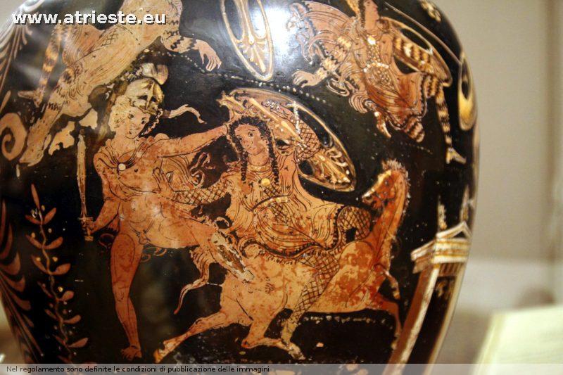 dettaglio del vaso di Licurgo, si tratta di una grande anfora pseudopanatenaica p ssia simile a quelle che donavano ai vincitori delle gare epoca circa 340 a. C provenienza Magna Grecia rappresenta scene mitologiche 