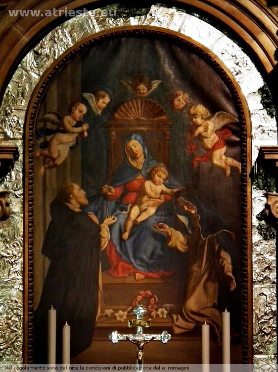 la pala d'altare è una moderna copia del 1932 di una nota Madonna del rosario