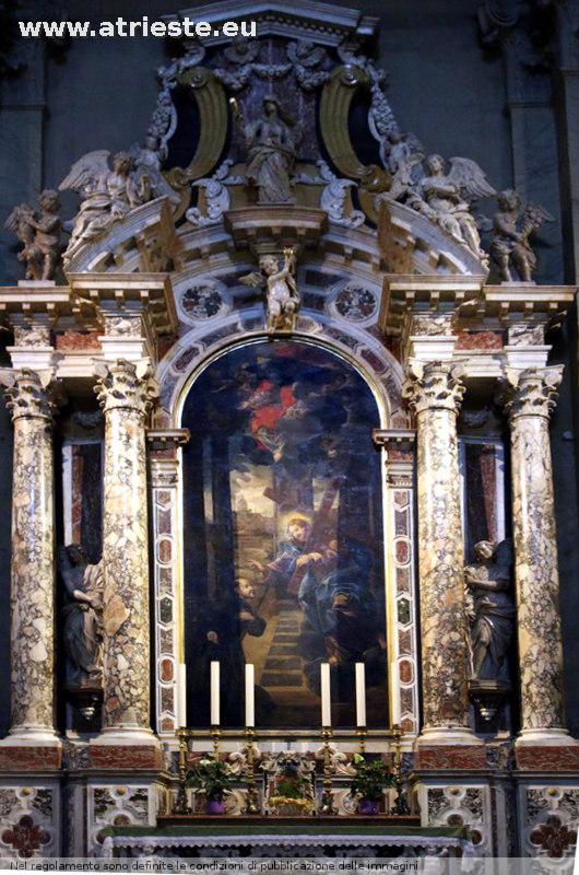  l'altare di S Ignazio di Loyola del 1689 dono della famiglia Conti racchiude una pala restaurata di recente che è stata attribuita  anche al Guercino raffigura l'Apparizione di Cristo a S Ignazio
