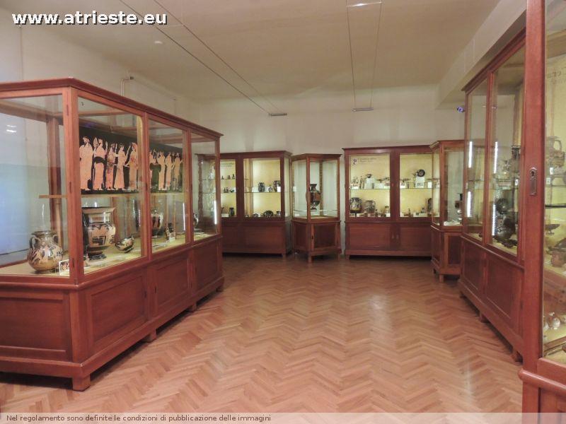 la sala dei vasi greci, attici, corinzi ed etruschi