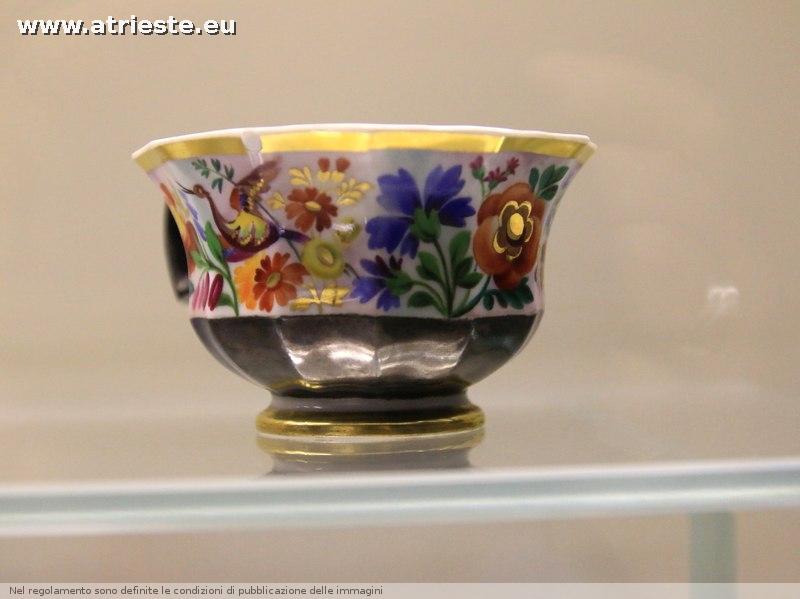 tazza in porcellana di Vienna a ispirazione orientale