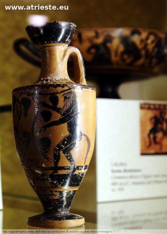 questa forma di vaso, usata molto anche nella versione a sfondo bianco, è la lèkytos ed era usata assai in corredi funerari