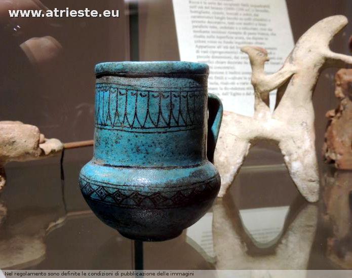la brocchetta di ceramica turchese cipriota forse di  origine egiziana e che è un po' la  "mascotte" della sezione, qua in una prima presentazione in altra sala, è attribuita al tardo bronzo ossi al XIII secolo a.C.